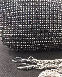 Détail strass noirs et argentés du Sac Pepa mini bourse — strass brillants entièrement recouverts, fermeture zip argentée — ineva
