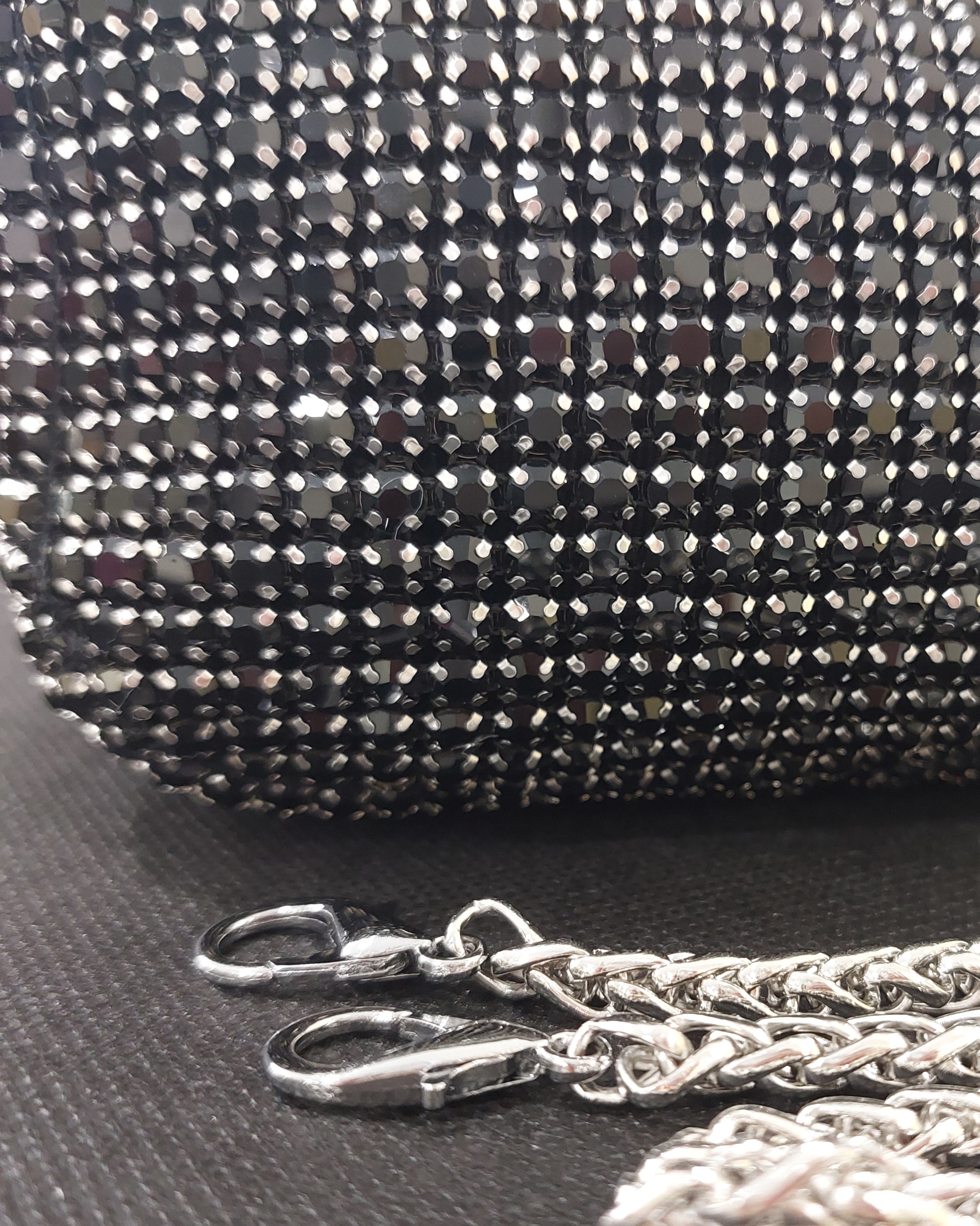 Détail strass noirs et argentés du Sac Pepa mini bourse — strass brillants entièrement recouverts, fermeture zip argentée — ineva
