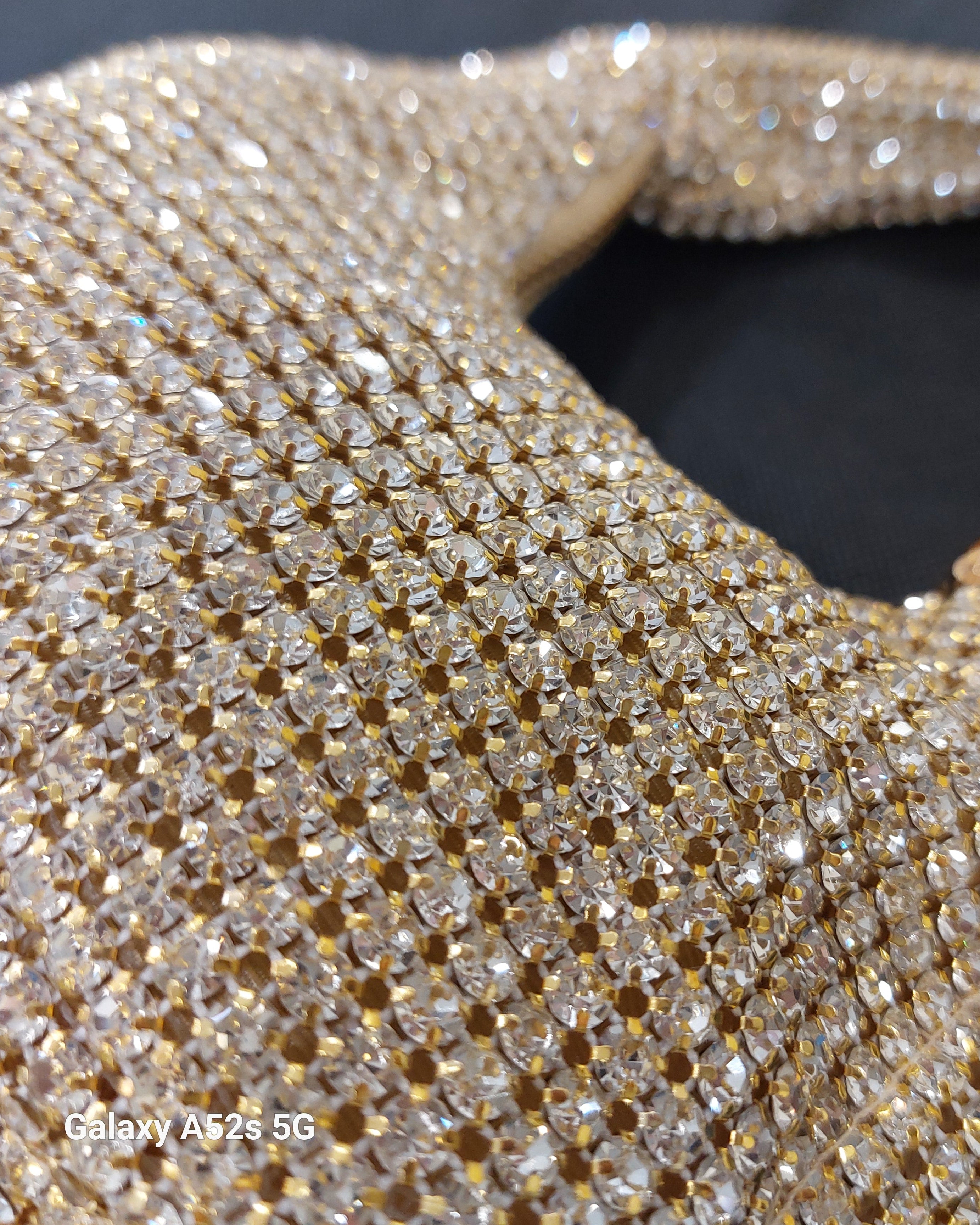 Détail matière strass du Sac Pepa mini bourse — strass brillants multireflets, effet bijou glamour, sac soirée — ineva
