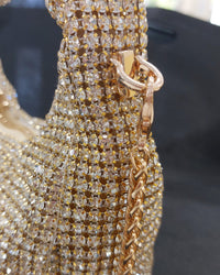 Détail strass dorés du Sac Pepa mini bourse or — strass brillants entièrement recouverts, fermeture zip dorée — ineva
