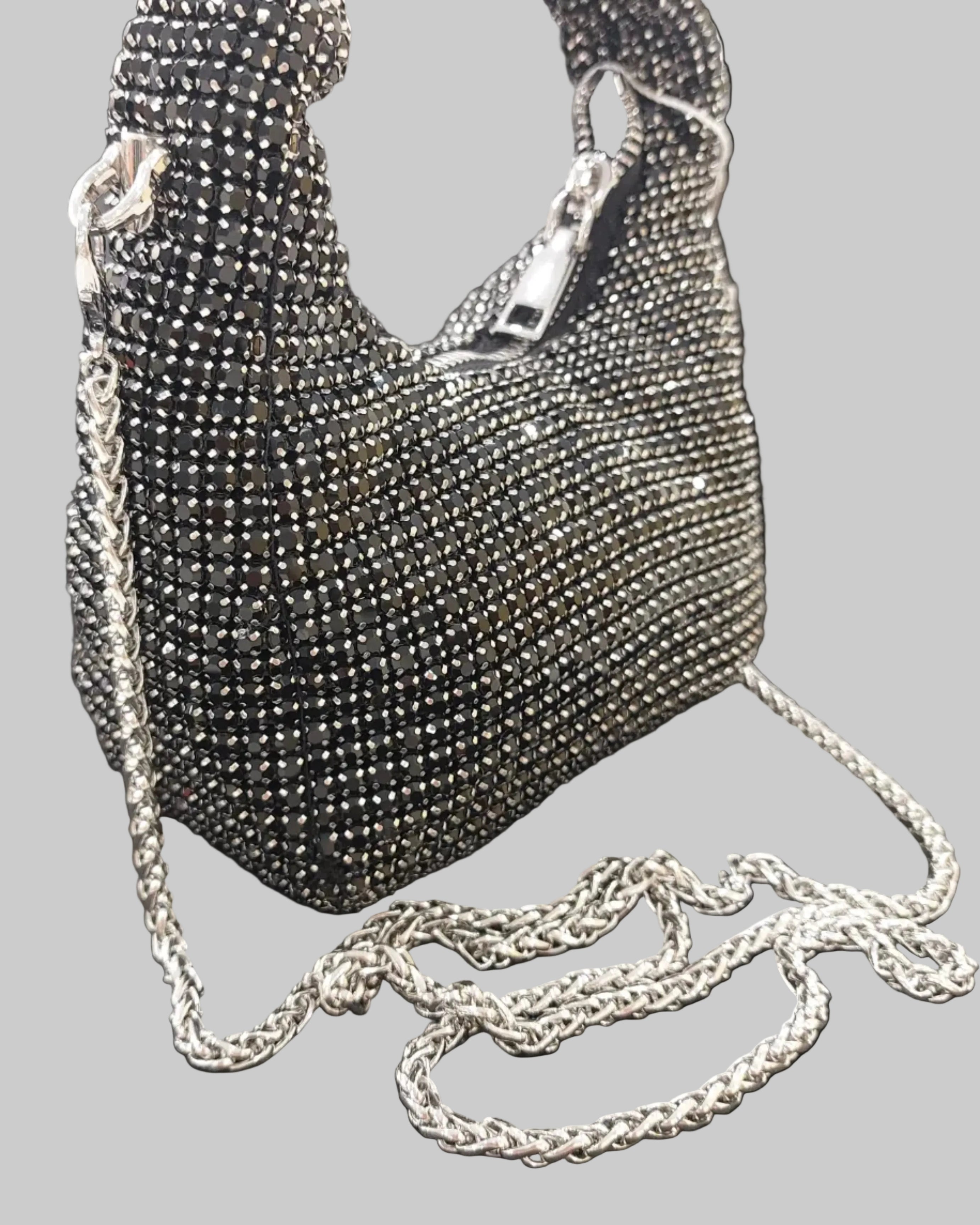 Sac Pepa mini bourse strass noir vue d'ensemble — forme demi-lune, anse main rigide argentée, chaînette bandoulière amovible argentée — ineva

