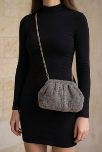 Sac bourse Sole taupe porté en bandoulière avec sa chaînette dorée

