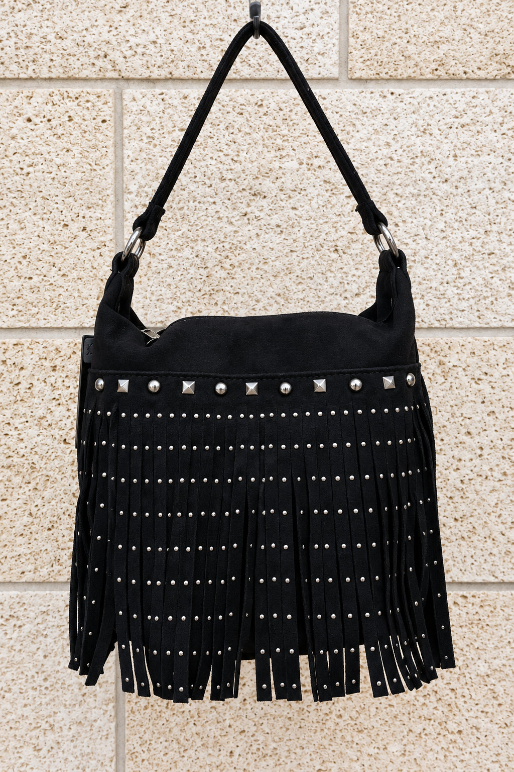 Sac Vegas noir en suédine à franges et clous, vue de face

