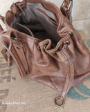 Détail côté du Sac Naples simili cuir vieilli camel — cordons coulissants, œillets cuivrés, simili cuir effet vintage — ineva
