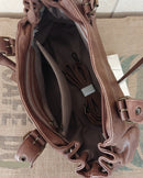 Intérieur du Sac Naples simili cuir vieilli camel ouvert — 1 poche zip intérieure, bandoulière amovible rangée, doublure sombre, quincaillerie cuivrée — ineva
