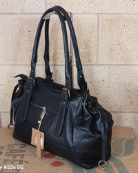 Sac Naples simili cuir vieilli noir vue de dos — bandoulière amovible réglable, côtés froncés cordons coulissants cuivrés, quincaillerie cuivrée — ineva
