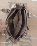 Intérieur du Sac Roma nubuck synthétique taupe ouvert — 2 compartiments, 2 poches zip intérieures, doublure taupe, quincaillerie dorée — ineva
