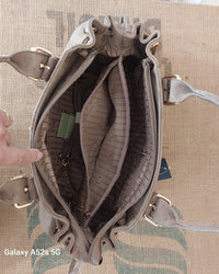Intérieur du Sac Roma nubuck synthétique taupe ouvert — 2 compartiments, 2 poches zip intérieures, doublure taupe, quincaillerie dorée — ineva
