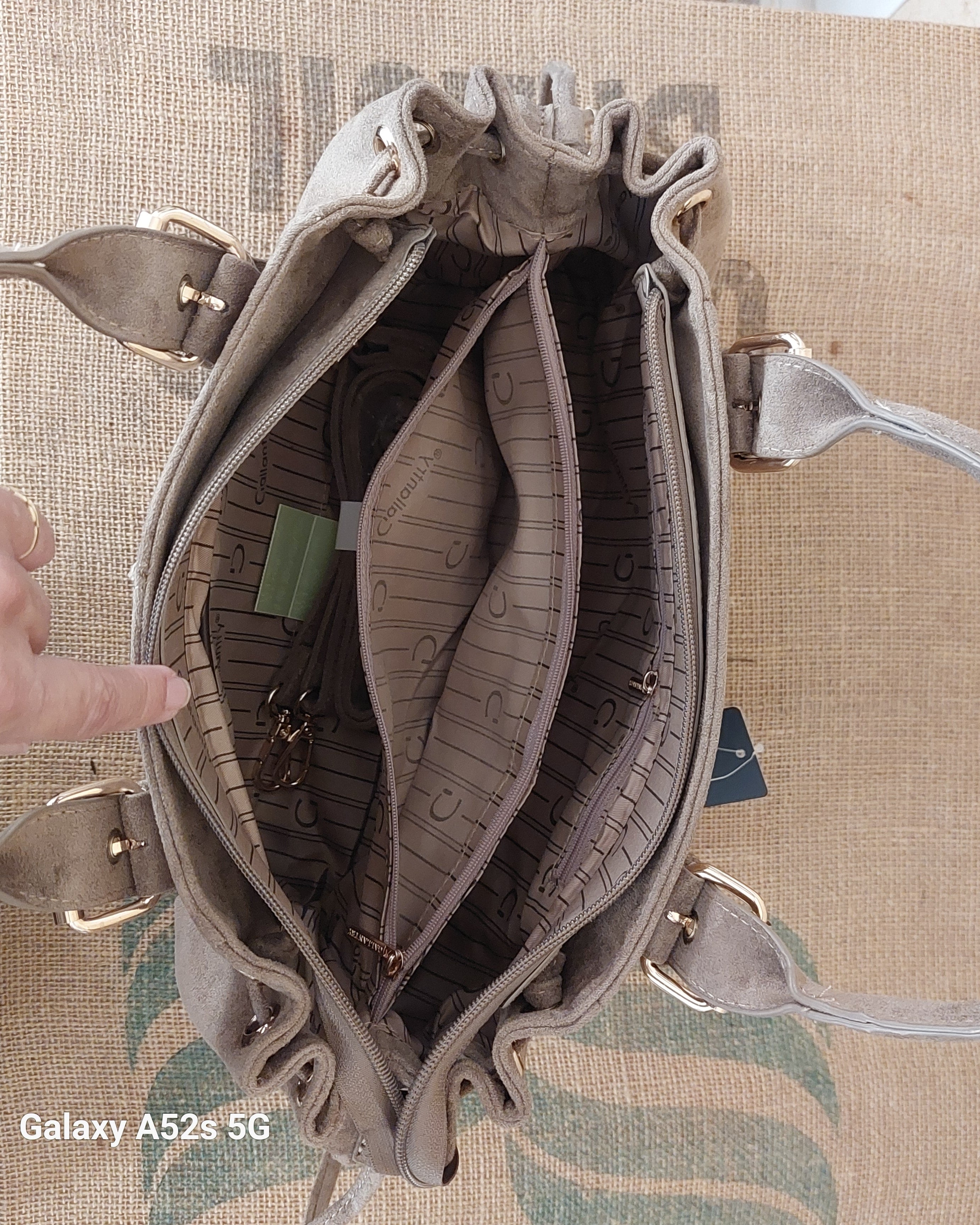 Intérieur du Sac Roma nubuck synthétique taupe ouvert — 2 compartiments, 2 poches zip intérieures, doublure taupe, quincaillerie dorée — ineva
