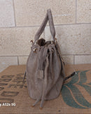 Sac Roma nubuck synthétique taupe vue de profil — côté froncé cordon coulissant doré, fermeture zip latérale, double anse — ineva
