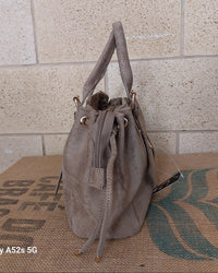 Sac Roma nubuck synthétique taupe vue de profil — côté froncé cordon coulissant doré, fermeture zip latérale, double anse — ineva
