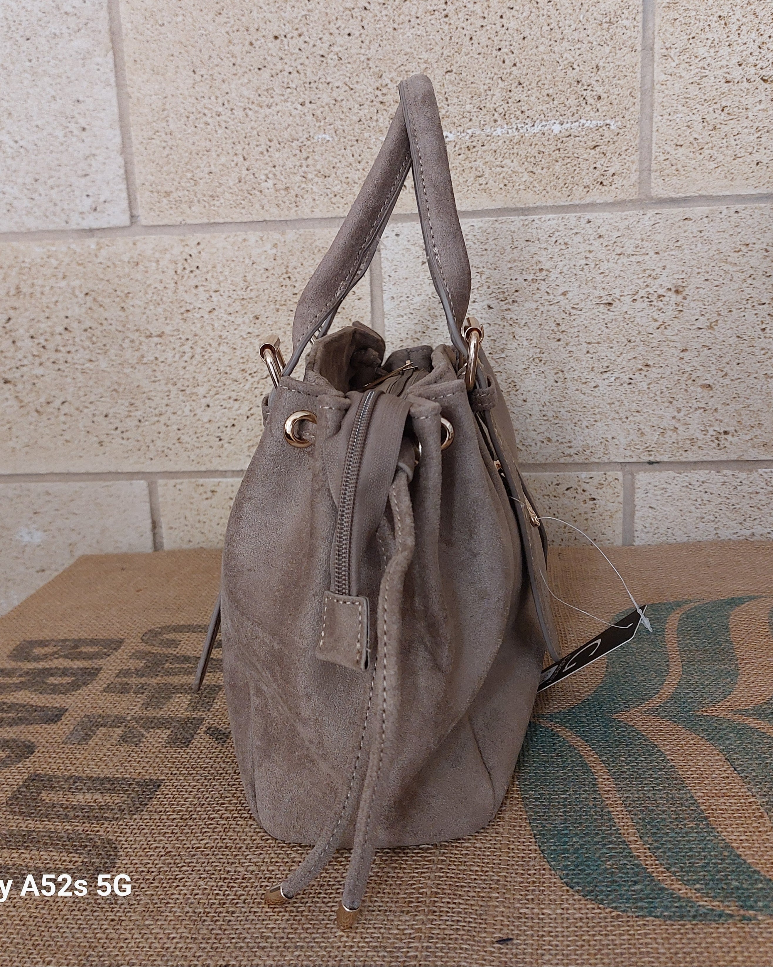 Sac Roma nubuck synthétique taupe vue de profil — côté froncé cordon coulissant doré, fermeture zip latérale, double anse — ineva
