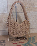Sac Santiago camel au crochet – forme demi-lune, anse tressée, chaîne dorée amovible, vue de face
