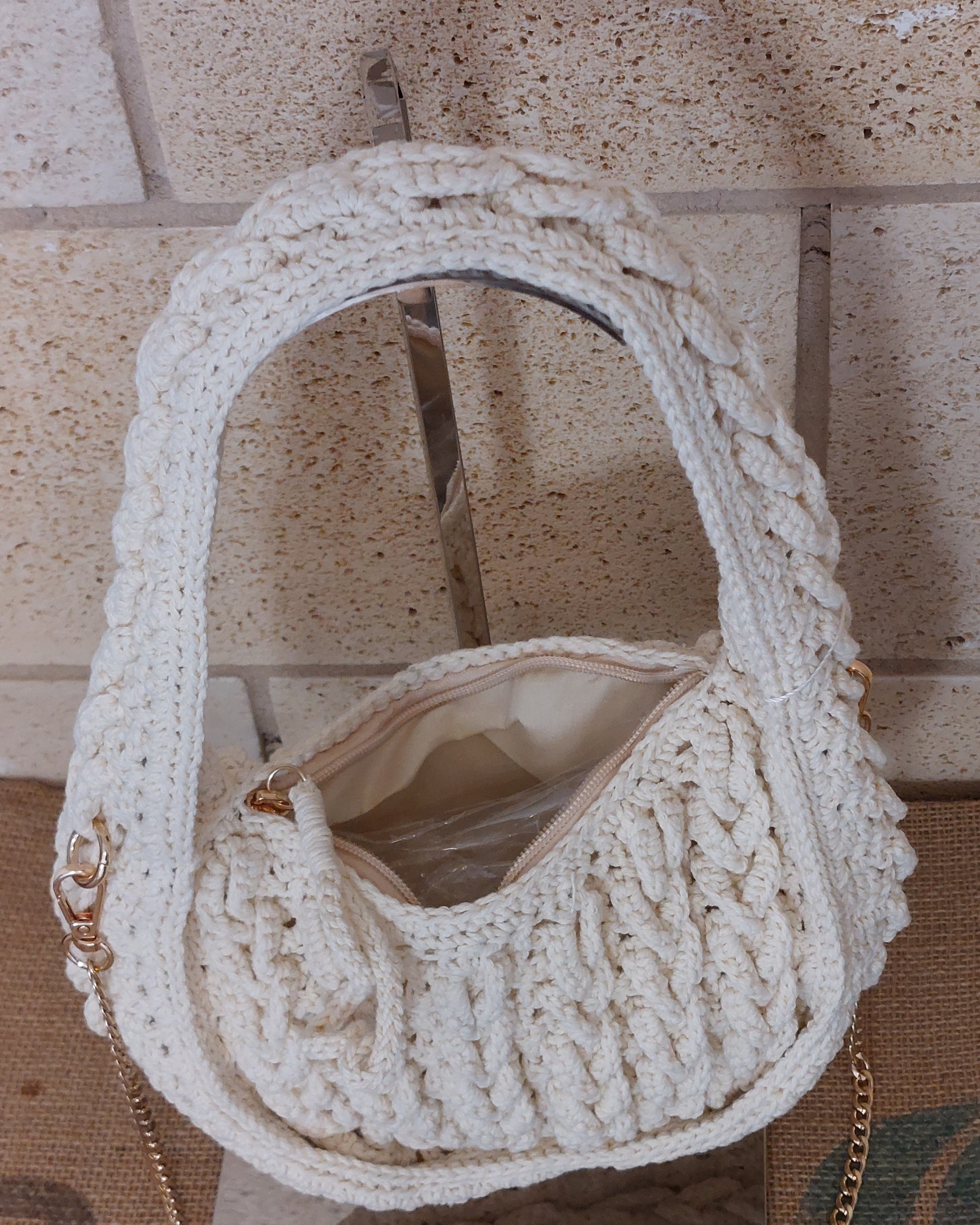 Sac Santiago ecru crochet ouvert – intérieur doublure beige et fermeture éclair, vue du dessus
