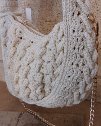 Gros plan texture crochet Sac Santiago ecru – point tressé relief, bandoulière chaîne dorée
