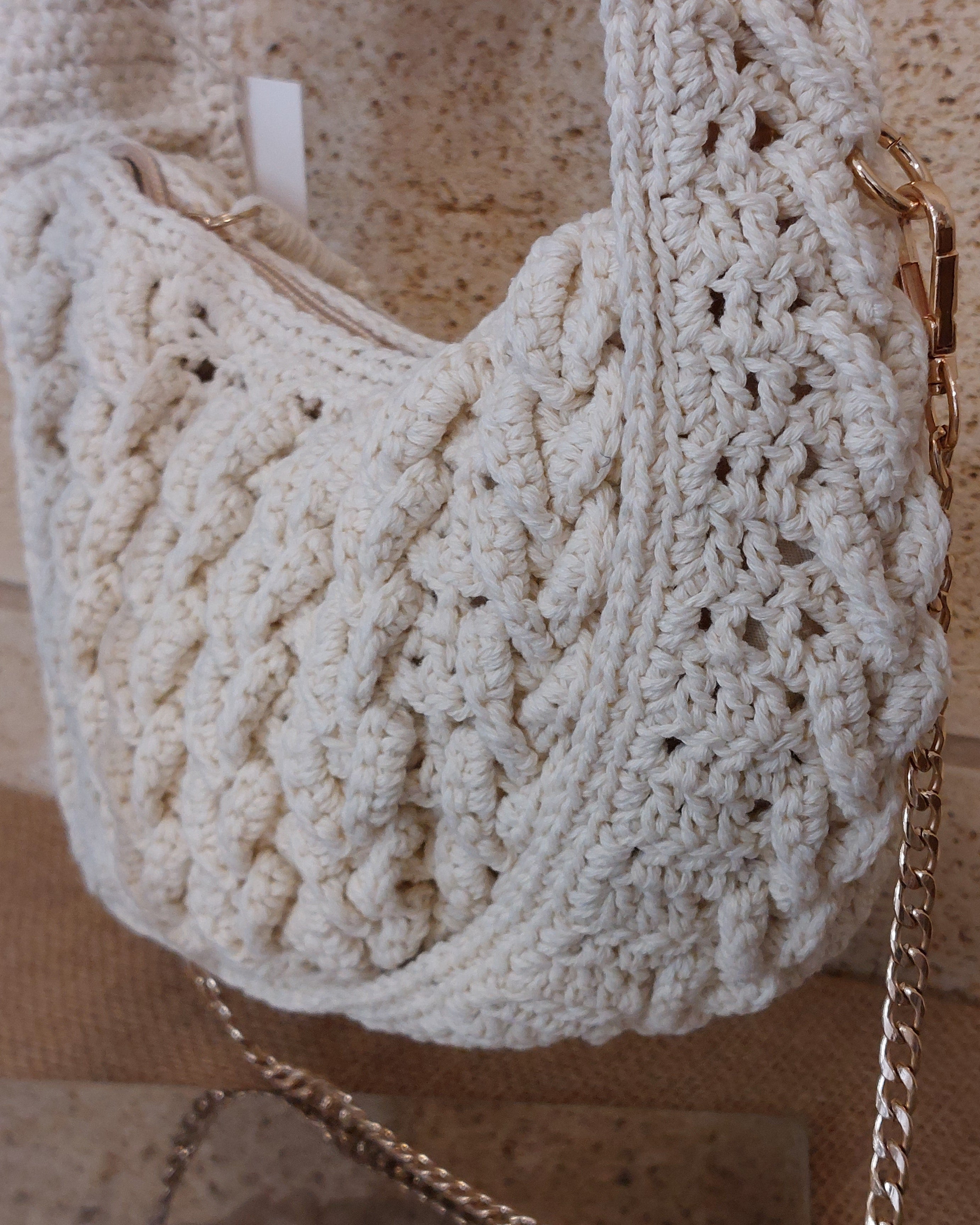 Gros plan texture crochet Sac Santiago ecru – point tressé relief, bandoulière chaîne dorée
