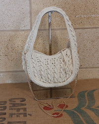 Sac Santiago ecru au crochet – forme demi-lune, anse tressée, chaîne dorée amovible, vue de face
