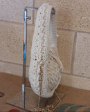 Sac Santiago ecru crochet – vue de profil, épaisseur du tricot et fermoir mousqueton doré de la bandoulière chaîne
