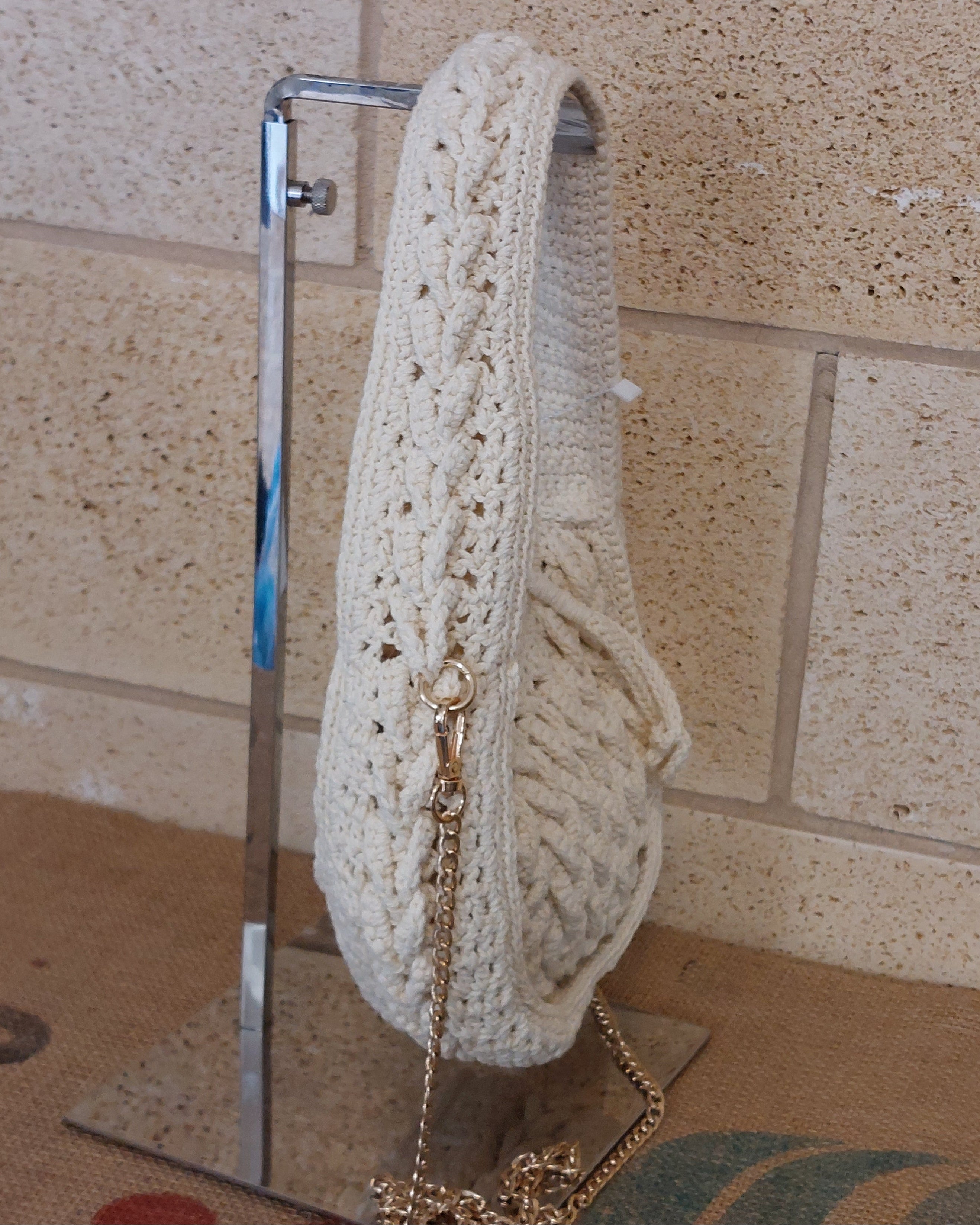Sac Santiago ecru crochet – vue de profil, épaisseur du tricot et fermoir mousqueton doré de la bandoulière chaîne
