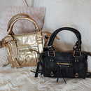 "Sac TATA simili cuir doré - Détail des boucles dorées et poche frontale
