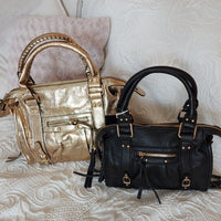 "Sac TATA simili cuir doré - Détail des boucles dorées et poche frontale