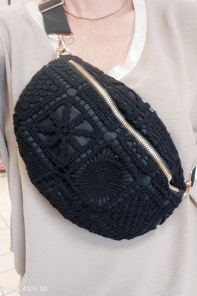 Sac banane Cassis noir — gros plan détail matière crochet — texture artisanale bohème chic — ineva
