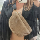 Sac banane Megeve taupe - fausse fourrure bandoulière femme cosy chic sur Carry le Rouet