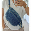 Sac banane St Cyr bleu jean porté – bandoulière amovible, finitions dorées, coton 18x36 cm