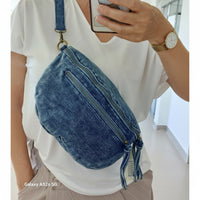 Sac banane St Cyr bleu jean porté – bandoulière amovible, finitions dorées, coton 18x36 cm