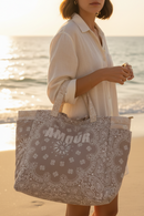 Sac de plage Splitz grège porté en bord de mer — cabas tissus imprimé bandana bi-color fermeture zip multi-poches — look estival bohème femme — ineva
