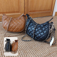 Sac à main Ifrane noir simili cuir matelassé - forme demi-lune avec bandoulière chaînette et anse épaule
