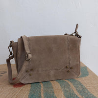 Sac à main cuir nubuck Agadir beige avec bandoulière réglable et détails cloutés 