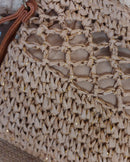 Gros plan texture Pochette Porto – raphia maille ajourée avec fil doré irisé, détail nœud simili cuir camel
