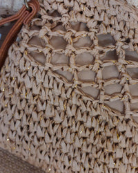 Gros plan texture Pochette Porto – raphia maille ajourée avec fil doré irisé, détail nœud simili cuir camel
