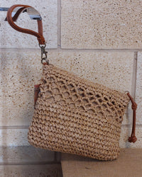 Pochette Porto raphia naturel maille fantaisie fil doré – dragonne simili cuir camel, fermeture zip, vue de face portée
