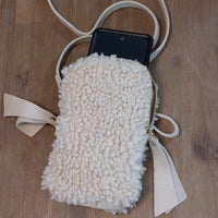 Sacoche Alpaga en situation avec téléphone montrant le format compact