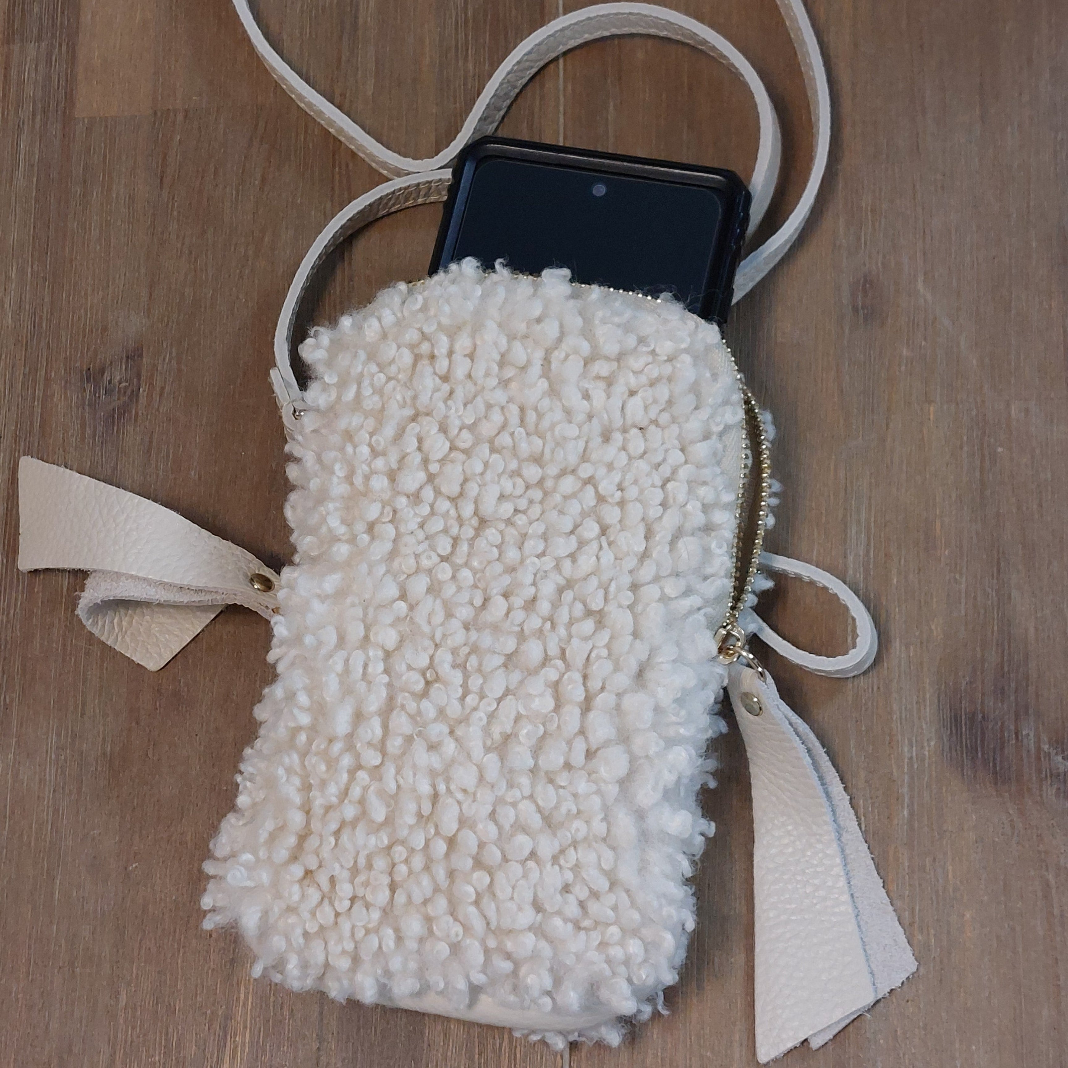 Sacoche Alpaga en situation avec téléphone montrant le format compact