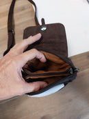 Sacoche Potello choco vue de dos, avec poche extérieure zippée et bandoulière réglable
