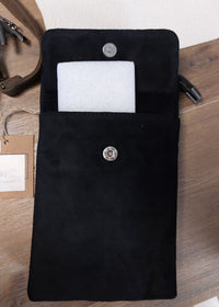 Poche téléphone de la sacoche Potello noire, rabat ouvert montrant la fermeture aimantée
