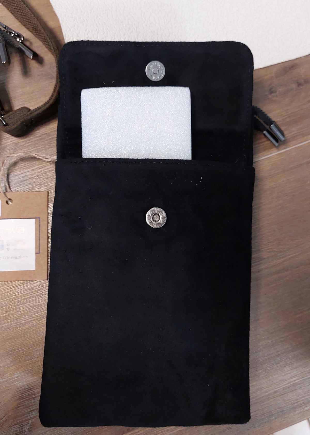 Poche téléphone de la sacoche Potello noire, rabat ouvert montrant la fermeture aimantée
