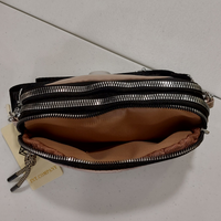 Détail des 3 compartiments zippés de la sacoche banane BRITS - organisation pratique