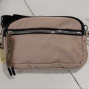 Sacoche banane BRITS beige en situation d'usage - parfaite pour voyages et activités