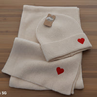 Set Kadia bonnet et écharpe écru en maille douce avec cœur brodé rouge - ensemble hiver confortable et romantique
