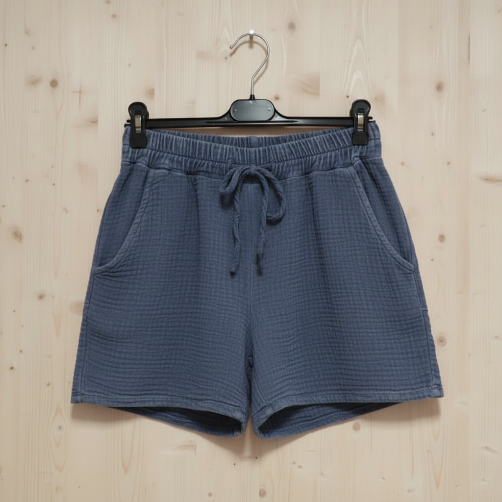 Short femme en gaze de coton coloris mari, taille élastique et coupe bohèmee délévé