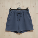 Short femme en gaze de coton coloris mari, taille élastique et coupe bohèmee délévé