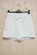 Short femme en gaze de coton coloris blanc, taille élastique et coupe bohème
