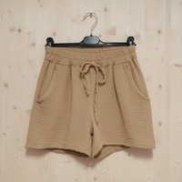 Short femme en gaze de coton coloris camel, léger et respirant pour l'été
