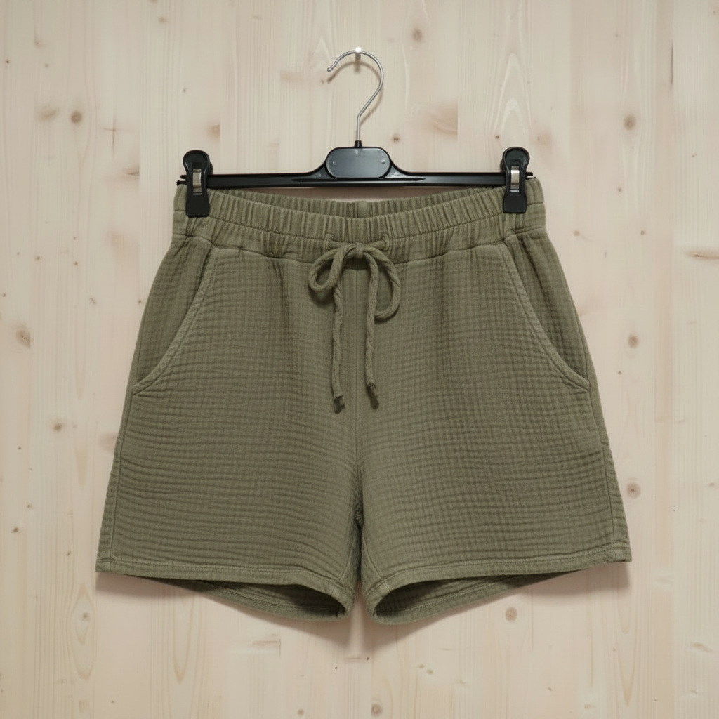 Short femme en gaze de coton coloris kaki, taille élastique et coupe bohème et deux pohes