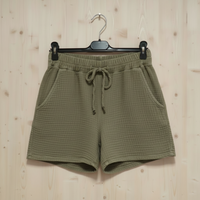 Short femme en gaze de coton coloris kaki, taille élastique et coupe bohème et deux pohes