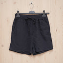 Short femme en gaze de coton coloris noir, coupe large et confortable

